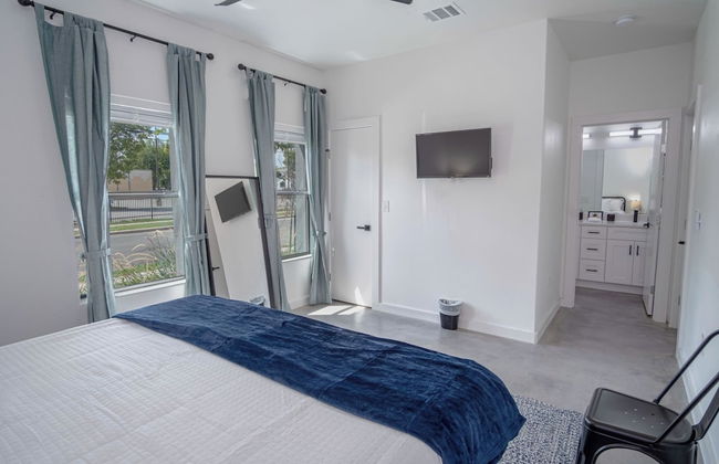 Gorgeous 3 BR 2 BA Near Amazing Downtown - Photo 6