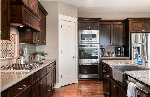 Luxury Stay with Golf Simulator and 3 King Bedrooms - Foto 17