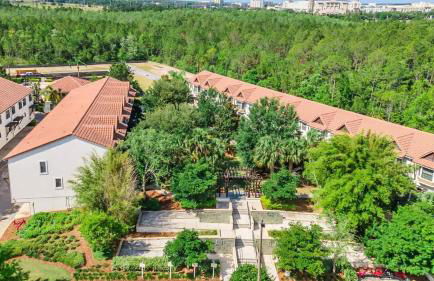 Cozy & Elegant 4BR Enchanted Townhouse - 1 Mile to Disney with Resort Pool, Gym, & Jacuzzi - Photo 14