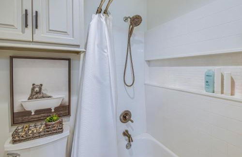 Waterfront Terry Home with 3 Decks and Hot Tub! - Foto 15