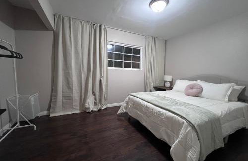 Bright & Spacious 5BR Modern Vacation Home - Near Disneyland & Beaches - Photo 29