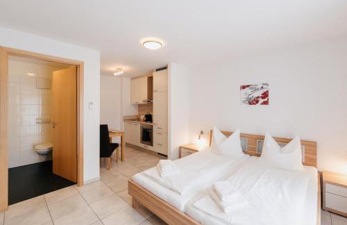 7SCHWABEN - 7 vollausgestattete Wohnungen unter einem Dach mitten in Bad Urach - Küche - Bad - WLAN - Waschmaschine - kostenloses Parken - E-Bike-Garage mit Ladestation - Altstadt, Bus, Bahn, E-Ladestation unter 5 Min - barrierefrei - rollstuhlgerecht - Foto 15