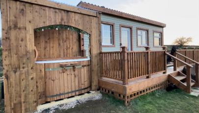 Cuddles & Bubbles Cozy Cabin with jacuzzi spa hot tub - Foto 3