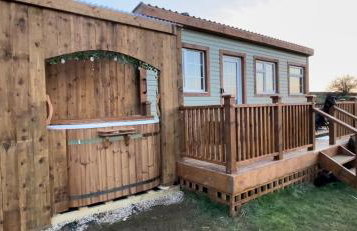 Cuddles & Bubbles Cozy Cabin with jacuzzi spa hot tub - Foto 3