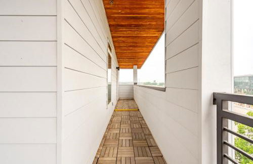 RiverWalk PentHouse Oasis w/Free Parking Gym Pool - Photo 42