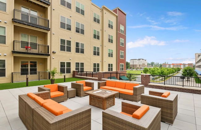 Stylish 1 BR Apartment w Movie Theater - Photo 36