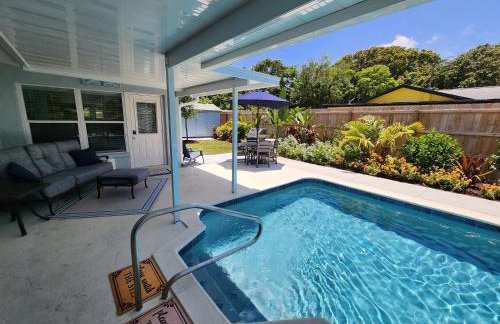 Coastal Vibes! Tropical heated pool home short drive to the beach - Foto 33