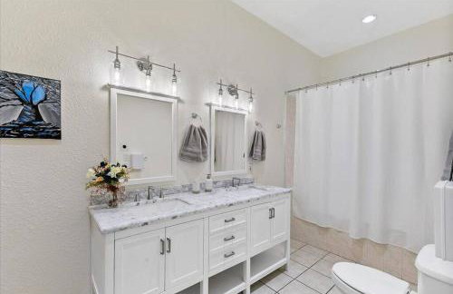 Bring the Crew! 4BR Luxe Pad, Backyard Magic & City at Your Door - Foto 22