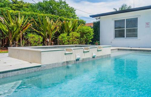 Spacious 5 Bedroom Heated Pool and Hot Tub, 12 minutes to the Beach - Foto 8