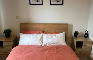 Three-bedroom modern family home by the pond with free parking - Photo 50