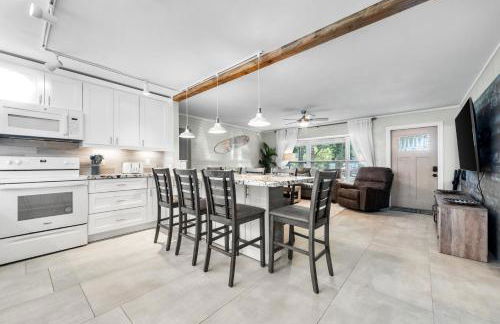 Boho Tiki Villa w Heated Saltwater Pool, King Beds & 6TVs - Photo 5