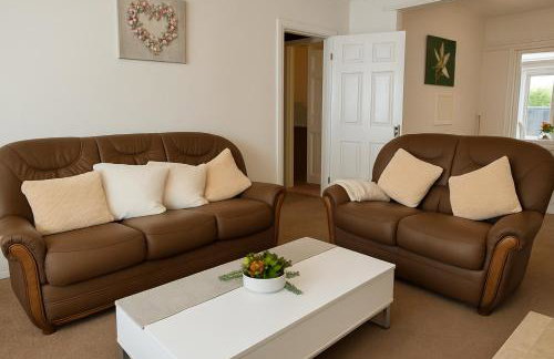 Elegant & Cozy 3 Bed End Terraced Stay - Photo 1