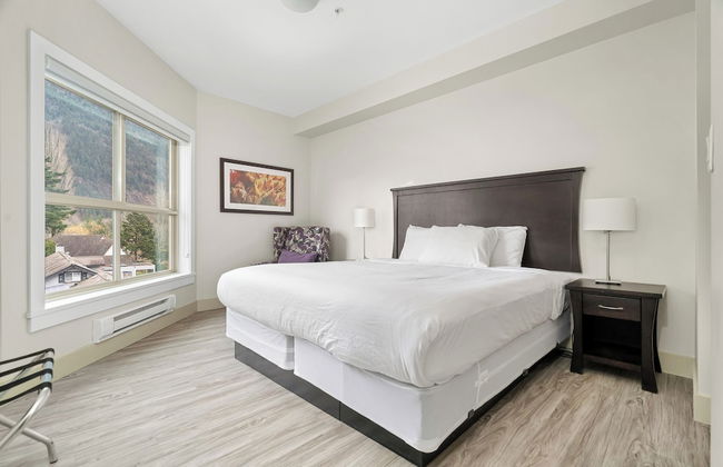 Rooftop Paradise Luxe 2BR Lake Views - Photo 4