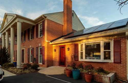 Bright, Spacious Home with Private Deck - Foto 3