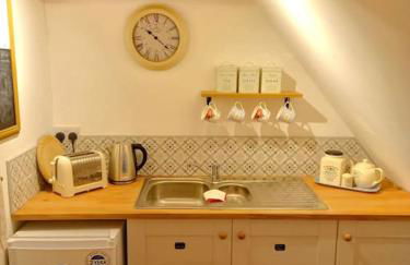 Rustic Retreat Guest Lodge - Photo 8