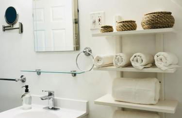 Charming 2BR Getaway with Modern Comforts - Foto 60