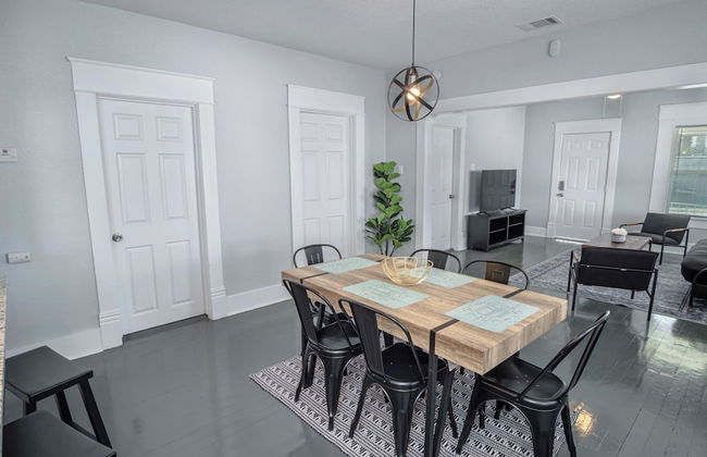 Wonderful 3 BR 2 BA Near Downtown - Photo 19