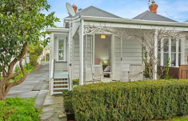 Cheerful 1 Bedroom Home With Free Parking - Photo 8