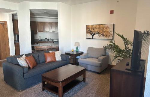 2BR Balcony Suite with Parking at The Grand Castle - Foto 23