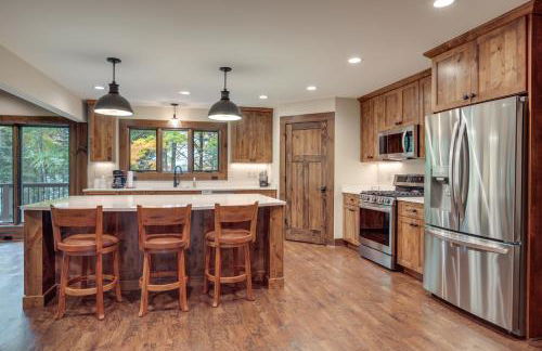 Impressive Presque Isle Lake House with Water Access - Foto 8