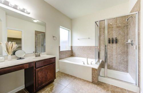 Elegant Retreat at Katy Houston, 2330 sf, 4 Bedroom 2 and Half Baths, Game Room, King Bed, BBQ, Located near Katy Asian Town, Typhoon Waterpark - Foto 50