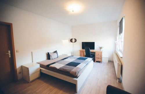 Große & voll ausgestattete Apartments, Studios, Doppelzimmer, Workspace, Parkplatz, Netflix, Prime & schnelles Wifi in ruhiger Lage mit Garten - Foto 12