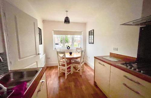Family-Friendly 4-Bedroom House in Moston with Parking and Garden - Foto 14