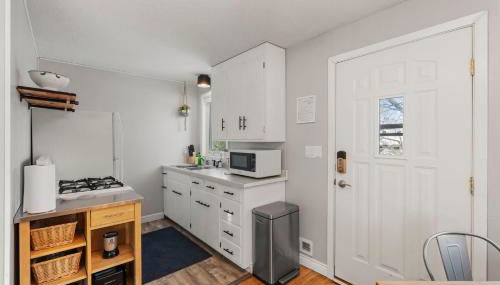 The Nicollet Nook Unit 1 - Foto 3, furniture, stove