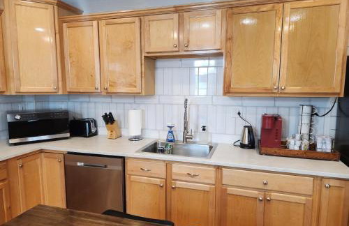 Nestled Away- Comfortable 3BDRM, Central Location - Foto 13