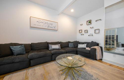 Modern retreat w/ stunning views & hot tub - Photo 21