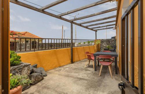 Scenic Home with Panoramic Sea & Mountain Views in São Vicente - Foto 33