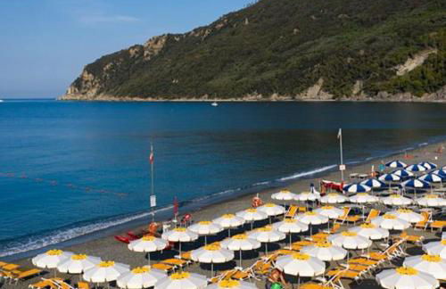 Mare fuori, sul lungomare con tre camere da letto e due bagni! - Foto 15