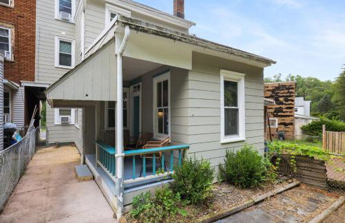 Spacious Broadway Home Downtown Western Modern Charm with parking - Photo 12