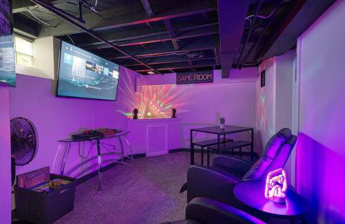 Beautiful Modern home with all year use HOT TUB, Pool table, Game room, & Propane fire pit!! - Foto 8