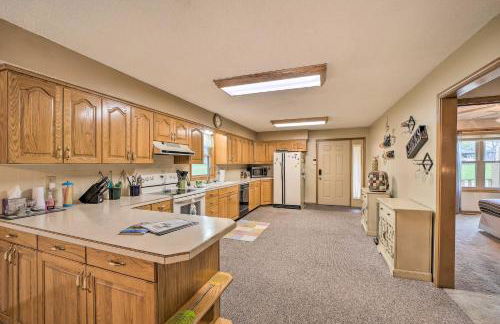 Kayaks and Boat Dock Waterfront Home in Grove - Foto 9