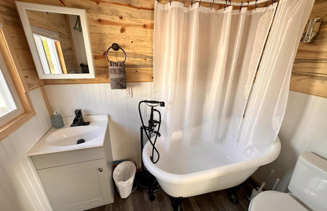 Enchanting Getaway: Farmhouse and Tiny House Duo - Foto 22