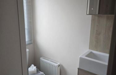 Lakeside Holiday Home with Hot Tub - Foto 29