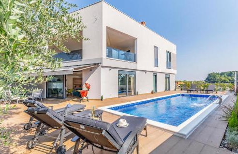 Beautiful Home In Porec With Kitchen - Foto 1