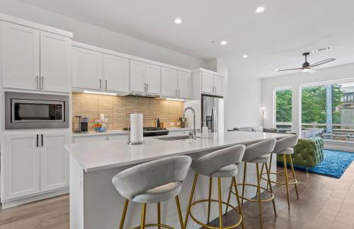 Modern Dallas Townhome with Private Rooftop, City View, Private Parking & Grill - Photo 2