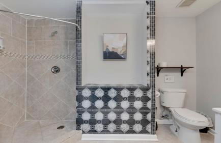 Stylish 3BR 3BA Colonial House by CozySuites - Foto 22