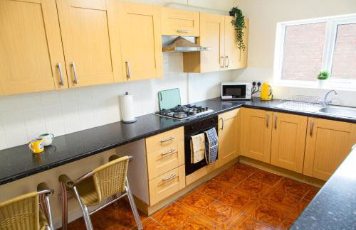 3 Bedroom House, Free Parking and Self Check In - Foto 5