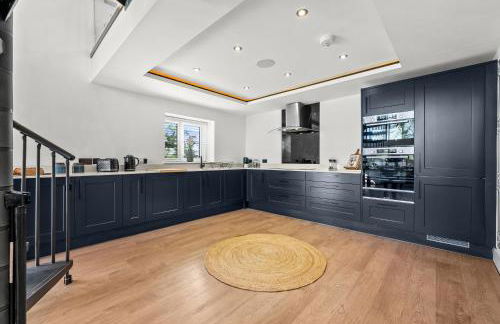 The Oaks Barn - A Countryside Luxury Rural Escape with Hot tub & Fire Pit! Tranquil Group Retreat - Sleeps 8, Pet Friendly & Off road Parking - By Blue Puffin Stays - Photo 26