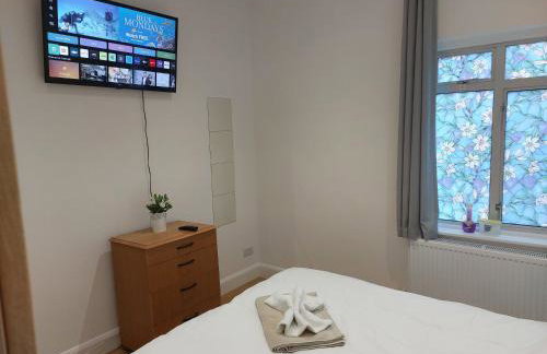 Cosy North Kensington Family apartment for 4 persons - Children stay free Netflix in all bedrooms Close to underground and overground stations - very convenient for Wembley Stadium - Foto 15