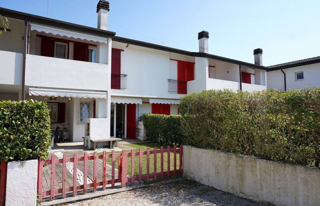 Villa in Front of the Pedestrian Area With Pool - Foto 1