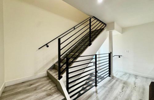 Cozy Chamber 3 BR Hollywood Townhouse - Photo 16