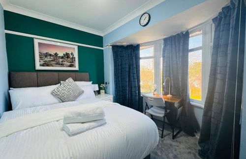 Modern 4BR House with Parking, 8 Mins to Gatwick Airport - Foto 32