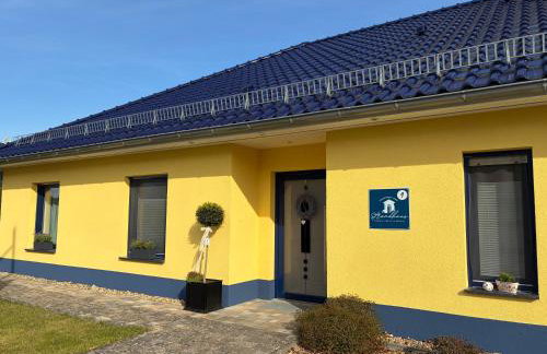Ferienhaus Strandhaus Sonnenseite rechts, nur 100m vom Senftenberger See - Foto 1