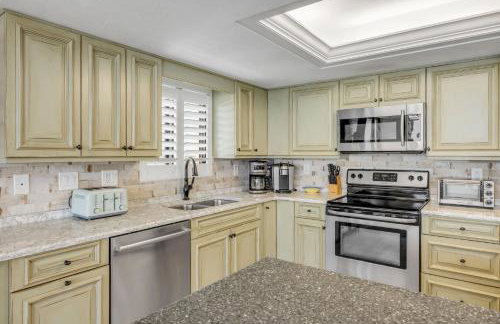 New dog-friendly Listing! Updated direct oceanfront with spacious balcony and heated pool - Foto 47