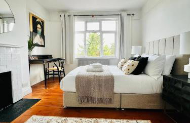 Modern 5 Bed 3 Bath House - Photo 24