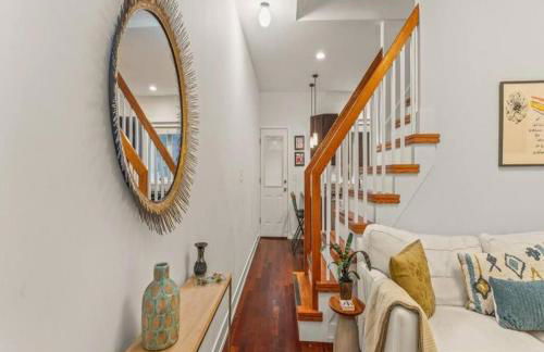 Bright & Modern Home with Patio - Foto 16